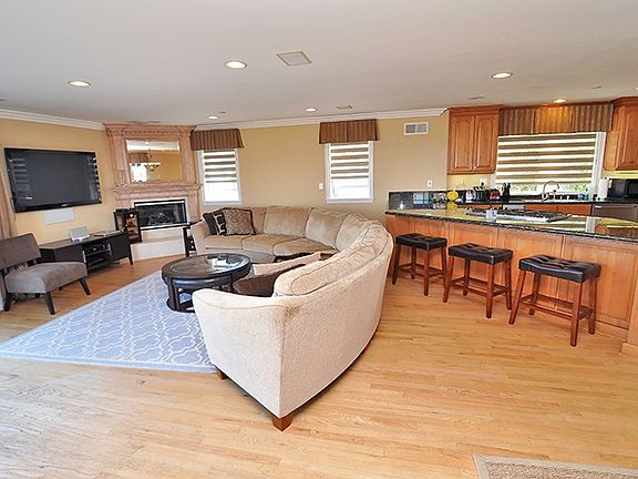 4th image of 232 26th St #1