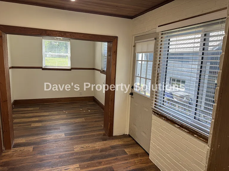 1001 W Clemmonsville Rd — Photo 2