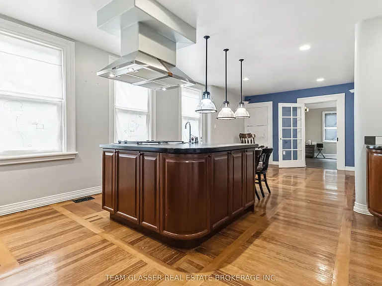 510 Dufferin Ave — Photo 14