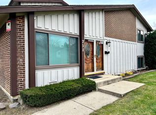 731 Circle Dr, Roselle, IL 60172