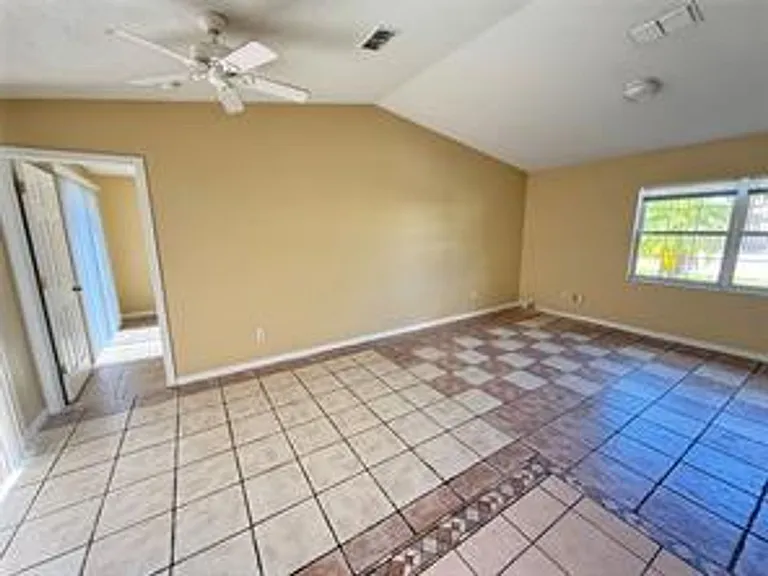 724 Versailles Ln — Photo 8