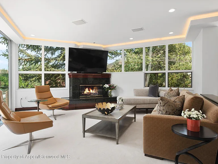 208 S Spring St #1 — Photo 3