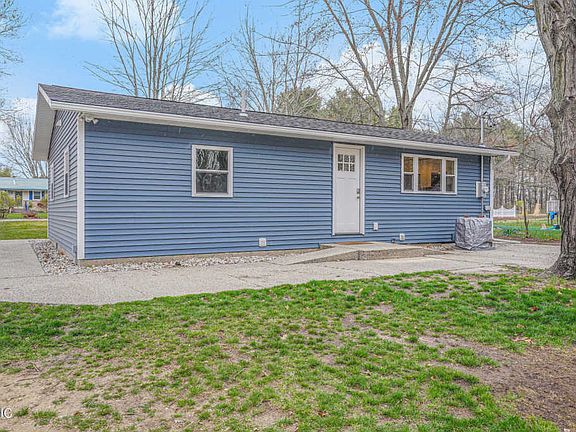 5th image of 15968 Cedar St