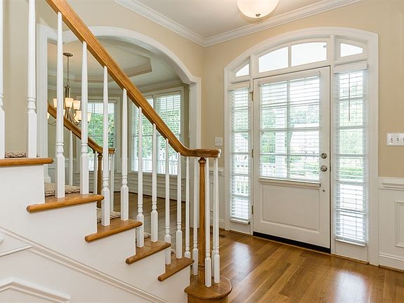 3rd image of 612 Parkridge Dr