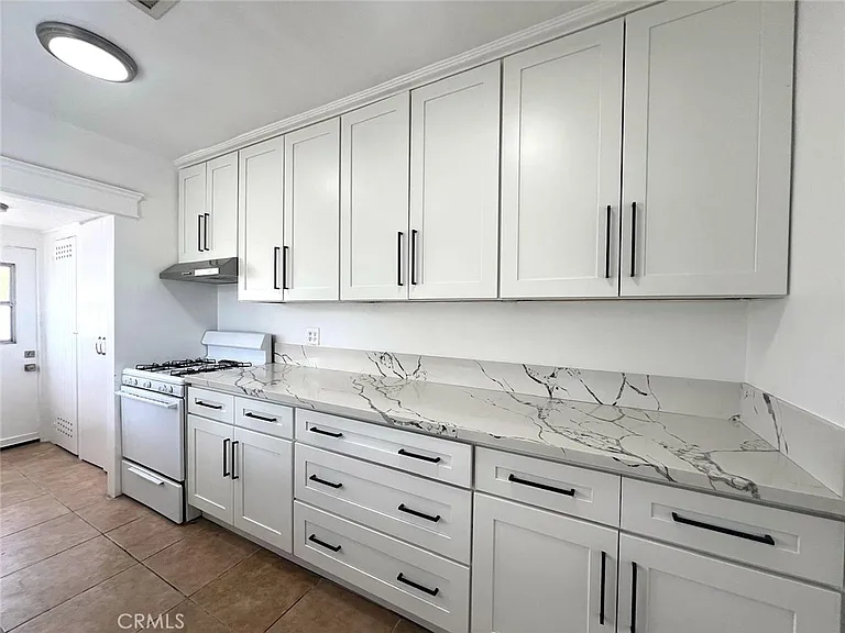1554 E Woodbury Rd — Photo 2