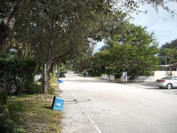 3rd image of 805 SE 6th Ct