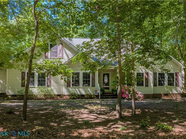 956 Wilton Coves Dr, Hartfield, VA 23071