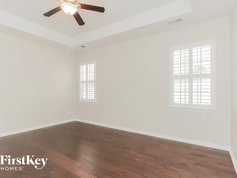 1057 McLaren Dr — Photo 8