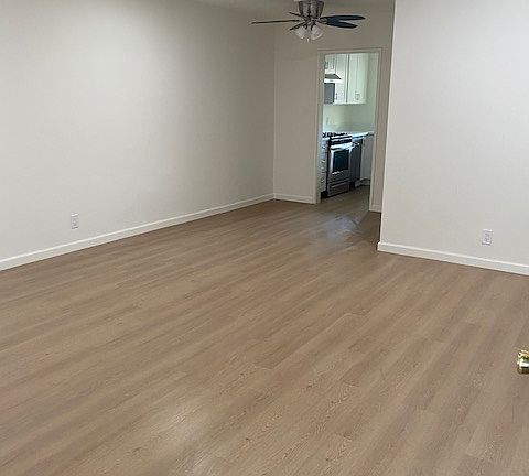 3rd image of 1009 W Huntington Dr APT 18