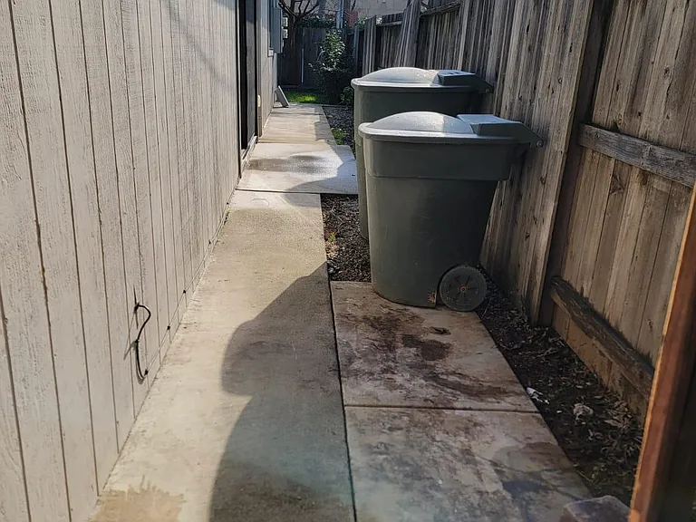 2512 Larkspur Ln — Photo 26