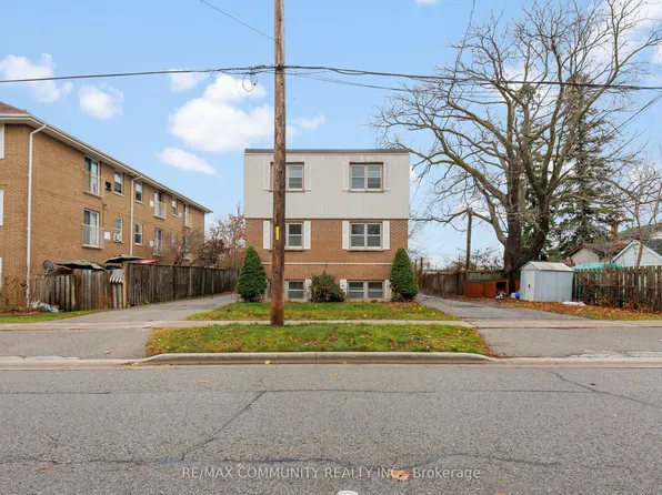 383 Buena Vista Ave #3, Oshawa, ON L1J 2M6