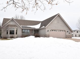 W280N9100 Hideaway Dr, Hartland, WI 53029
