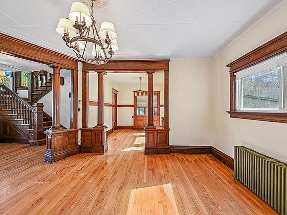 6th image of 407 3rd St SE