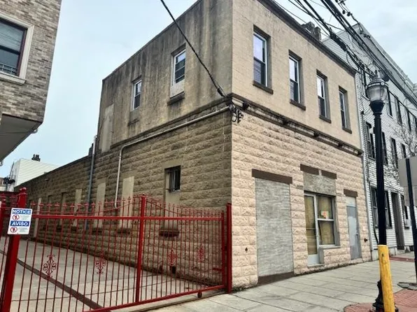 2404 Summit Avenue image 4 of 16