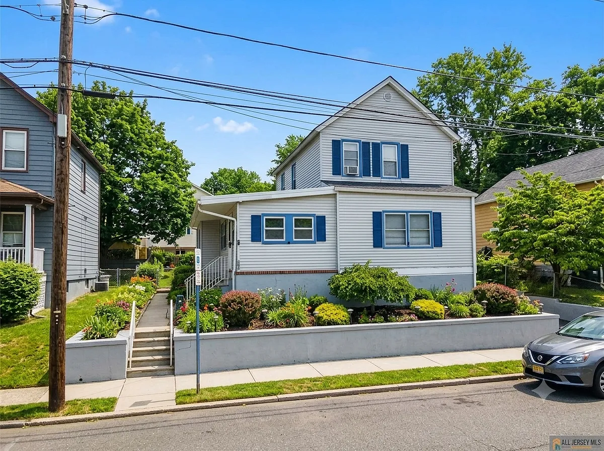 3 bed, 1.5 bath, 1646 sqft, $3,200 — Photo 2