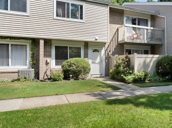 202 Spring Meadow Dr #D, Holbrook, NY 11741