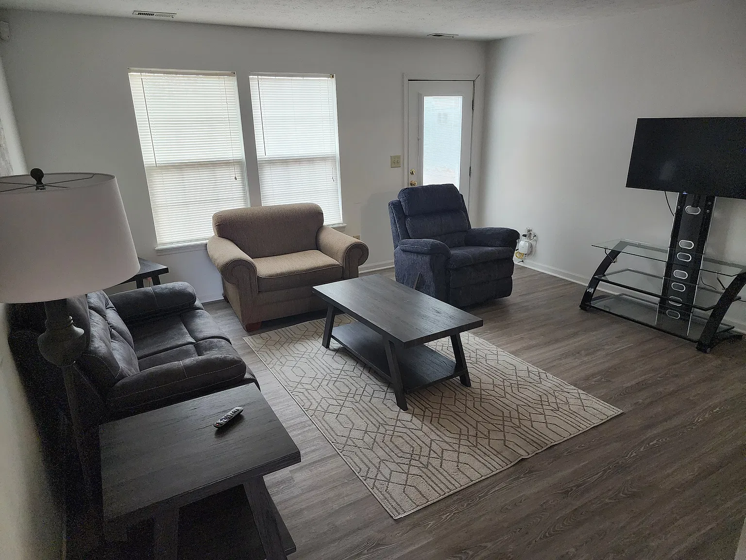 3 bed, 1300 sqft, $1,300 — Photo 3
