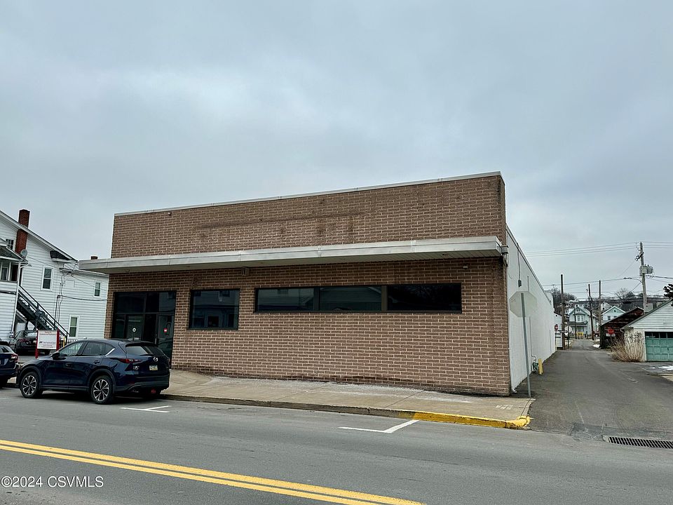 1st image of 220 Main St