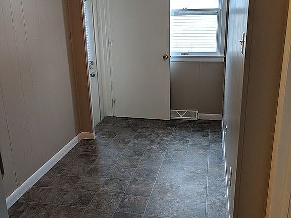 4th image of 7 Karen Dr