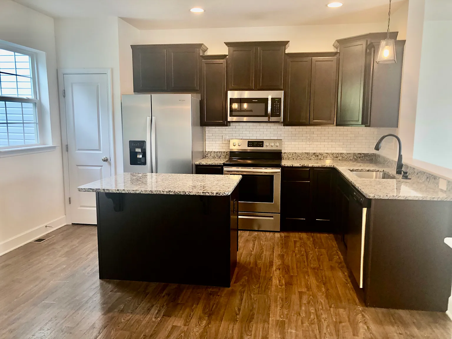3 bed, 2.5 bath, 1950 sqft, $2,350 — Photo 4