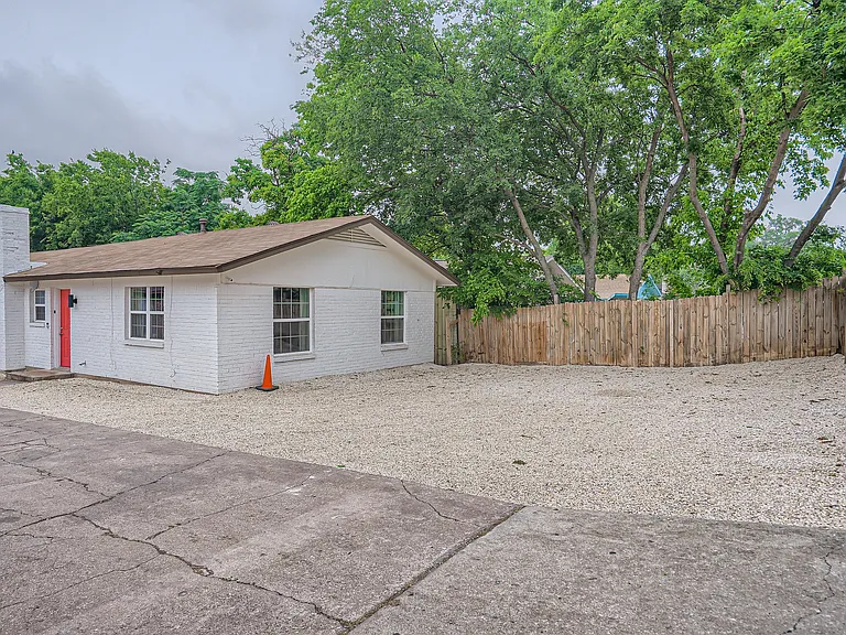 306 E Powell Ln — Photo 25