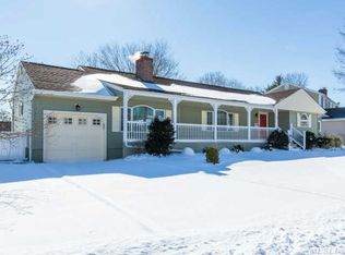 7 Laurel Ln, Syosset, NY 11791