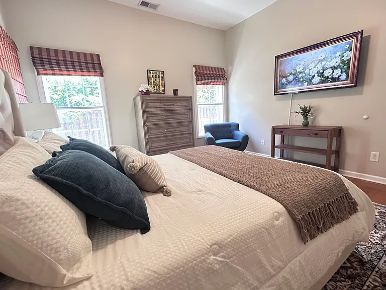Widescreen TV, queen bed, en suite bathroom, private view of yard
