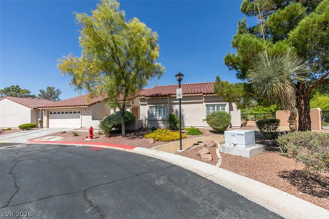 4 bed, 4.0 bath, 2585 sqft, $3,999 — Photo 2