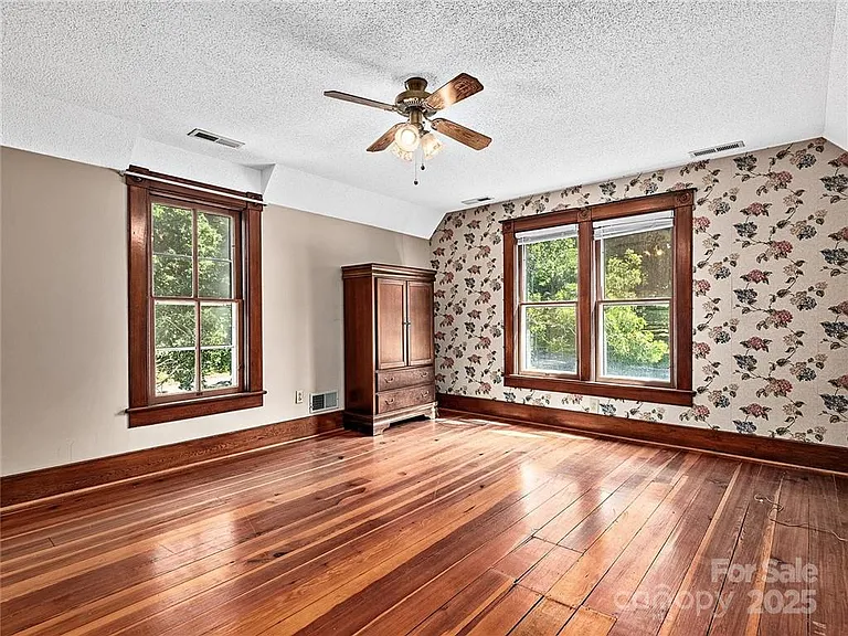 N Peak St — Photo 10