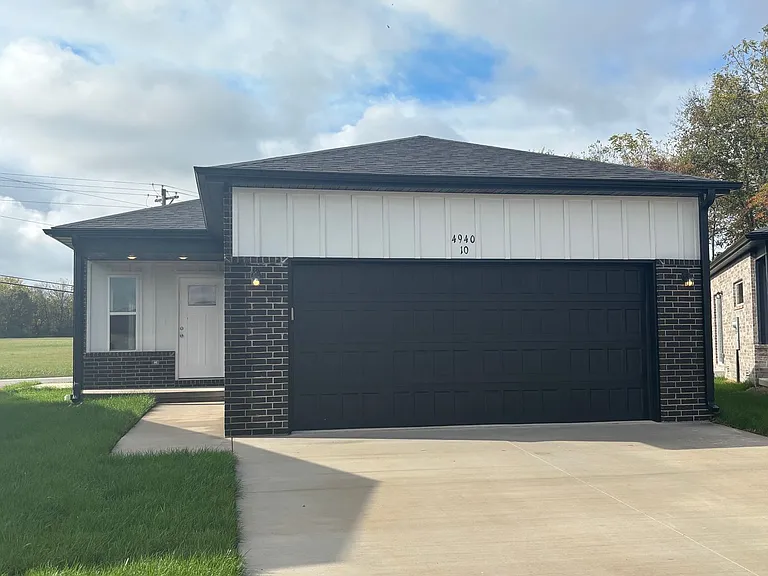 4940 W Minota St — Photo 1