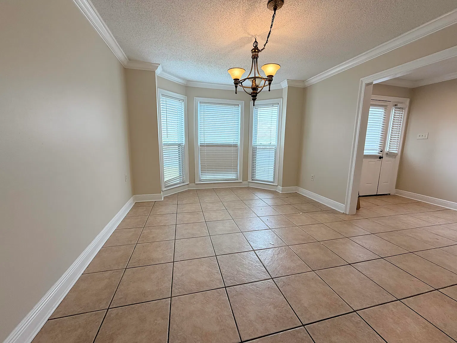 3 bed, 2.5 bath, 2100 sqft, $2,500 — Photo 3