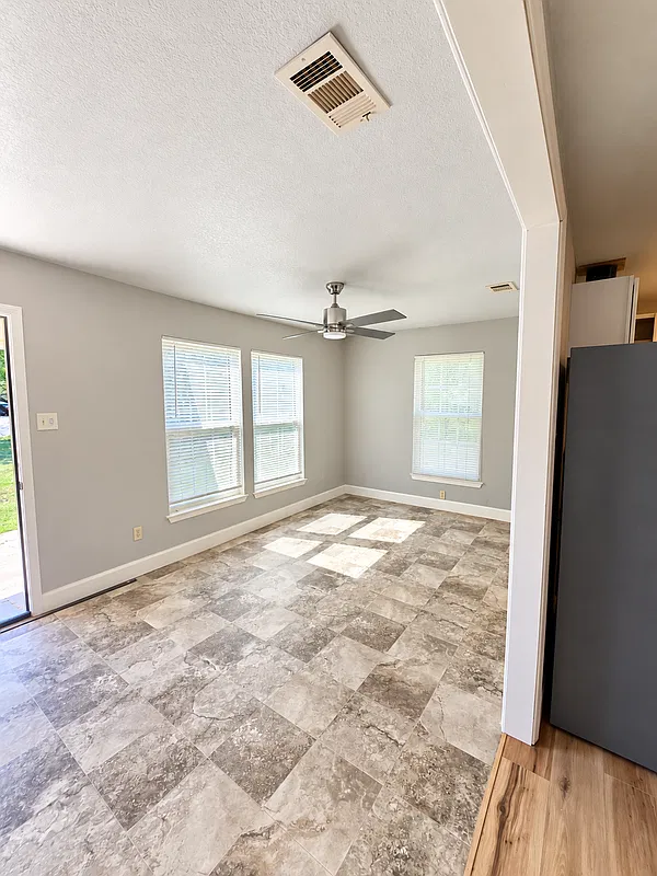 2 bed, 1.0 bath, 800 sqft, $1,000 — Photo 3
