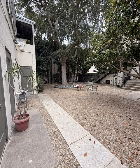 164 N Clark Dr — Photo 10