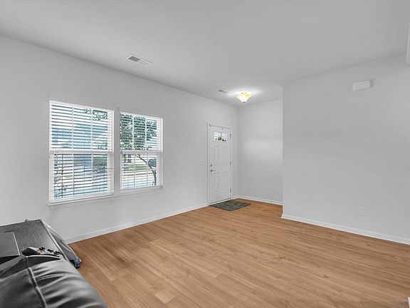 4th image of 529 Bucklebury Rd