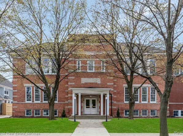 389 Saint Clair St, Grosse Pointe, MI