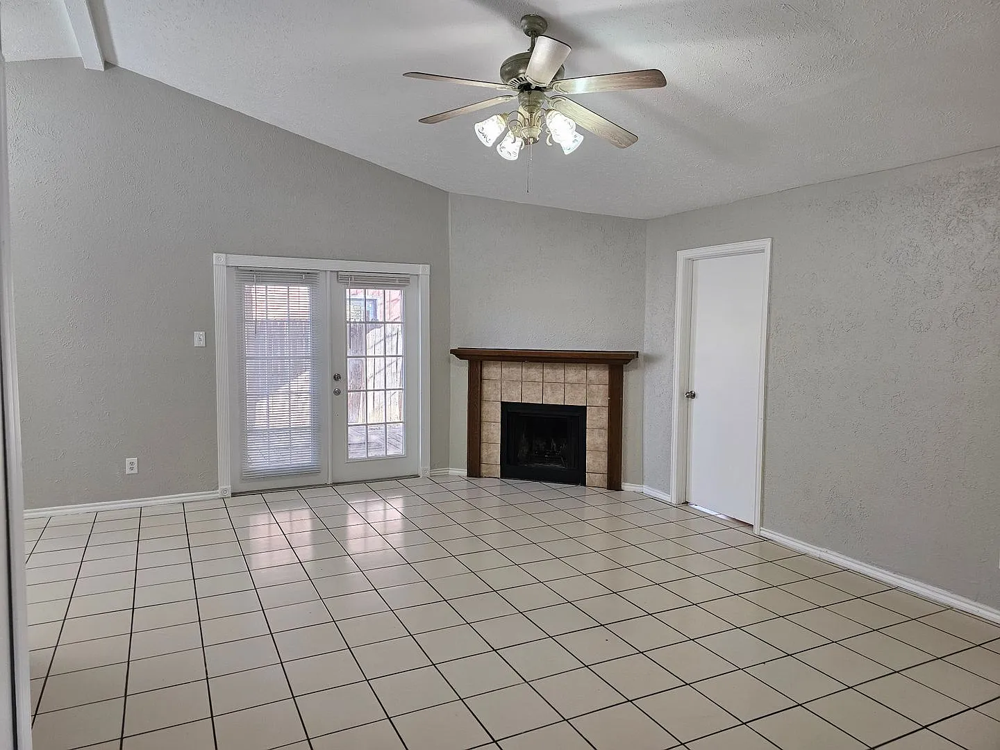 4 Bed 3 Bath Home in Crowley ISD! — Photo 2