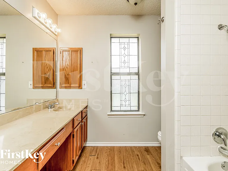 2661 Claremont Dr — Photo 10