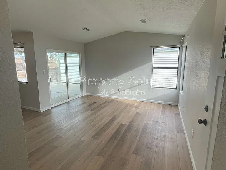 4733 Platinum Dr NE — Photo 8