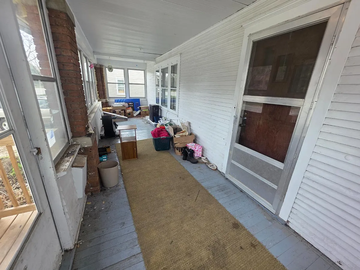 Unit Photo - 415 E Clark St