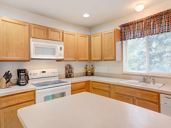 2nd image of 600 Canterbury Ln