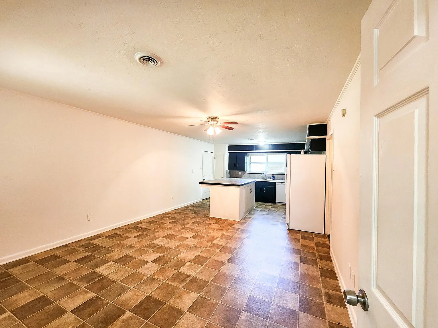 3 bed, 2.0 bath, 1548 sqft, $1,750 — Photo 3