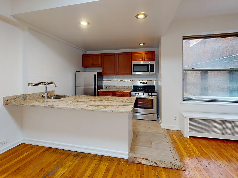 301 E 38th St #1A