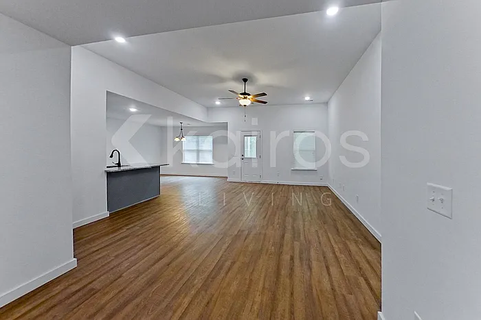 142 Hughes Dr — Photo 2