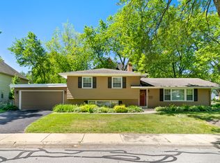 905 Rose Ln, Naperville, IL 60540