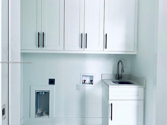 3rd image of 1006 W West 17th St