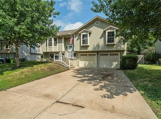 509 SE Onyx Dr, Lees Summit, MO 64063