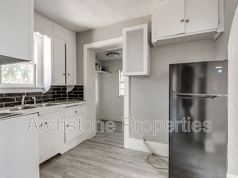 4407 N Military Ave — Photo 6