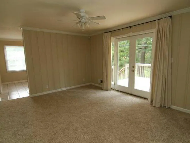 994 Oak Grove Rd — Photo 4