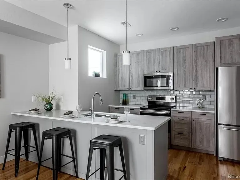 1733 Irving St — Photo 5