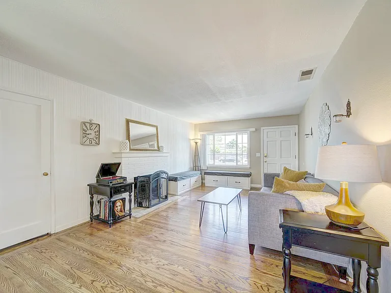 1024 Locust St — Photo 4